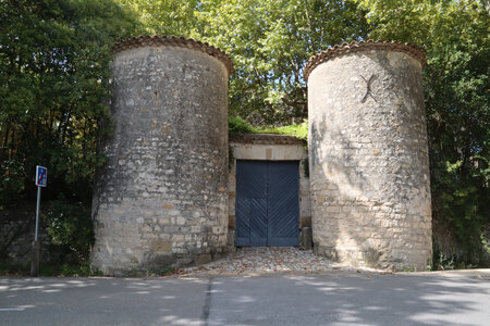 2024_09_12 De Vézénobres à Saint-Chaptes, IMG_8214 L'enceinte du château de Saint-Chaptes