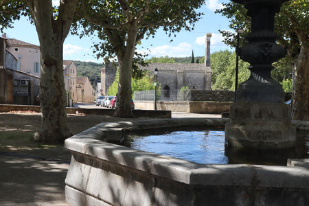 2024_09_13 De Saint-Chaptes à La Calmette, IMG_8251 La place de la Fontaine à Russan