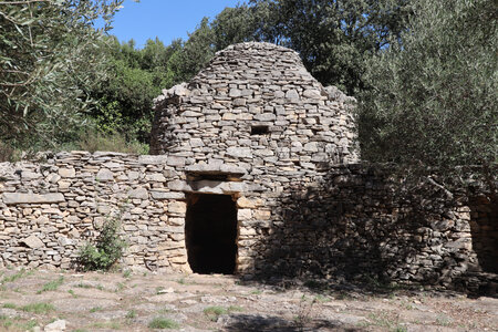 2024_09_14 De La Calmette à Nîmes, IMG_8315 La capitelle et les enclosures du bois des Espeisses