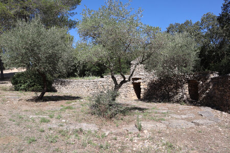 2024_09_14 De La Calmette à Nîmes, IMG_8316 La capitelle et les enclosures du bois des Espeisses