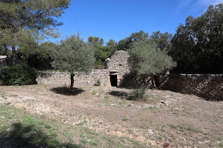 2024_09_14 De La Calmette à Nîmes, IMG_8317 La capitelle et les enclosures du bois des Espeisses