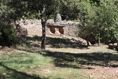 2024_09_14 De La Calmette à Nîmes, IMG_8319 La capitelle et les enclosures du bois des Espeisses