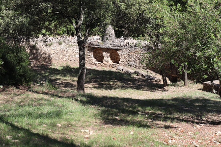 2024_09_14 De La Calmette à Nîmes, IMG_8319 La capitelle et les enclosures du bois des Espeisses