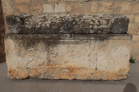 2024_09_16 Saint-Gilles, IMG_8459 Sarcophage dans l’ancien choeur de l’abbatiale