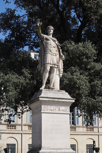 2024_09_17_Nîmes, IMG_8617 La statue d’Antonin le Pieux