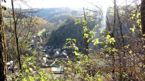 Ballade à Saint-Austremoine (Aveyron), Vue à droite dans la vallée