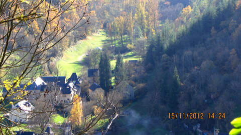 Ballade à Saint-Austremoine (Aveyron), Vue à droite dans la vallée