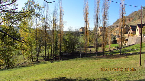 Ballade à Saint-Austremoine (Aveyron), vue en s'eloignant