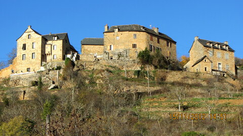 Ballade à Saint-Austremoine (Aveyron), Dans Mernac en levant la tête
