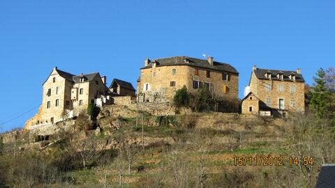 Ballade à Saint-Austremoine (Aveyron), Dans Mernac en levant la tête