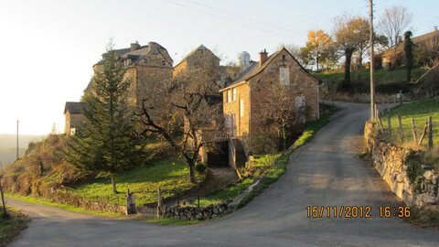 Ballade à Saint-Austremoine (Aveyron), Hameau entre Fontcoussergues et Saint-Austremoine