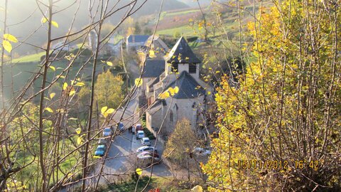 Ballade à Saint-Austremoine (Aveyron), Vue de cet hameau sur Saint-Austremoine