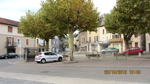 Lugan (Aveyron), Aubin,place Monteil