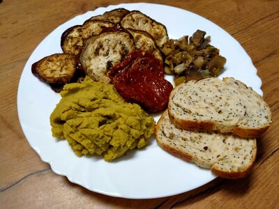 Assiette de légumes et tartinade