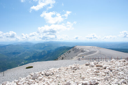 LES DENTELLES DE MONTMIRAIL 3eme jour 13 mai 2025 Le sommet du Ventoux par le versant nord, DSC_0216