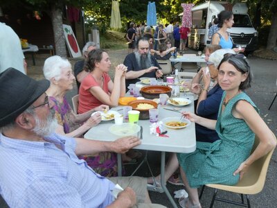 2025 07 05-Les 40 ANS de MANGEPOMMES, P1011870.A table il n’est plus seul