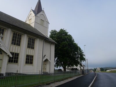 Vélo à Vigra, L'église de Vigra, la piste cyclable s'arrête un peu plus loin
