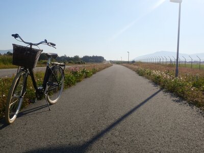 Vélo à Vigra, La piste cyclable qui longe l'aéroport