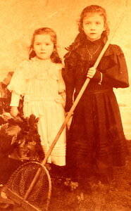 Famille Brouhard, 1897_TanteGabrielle_TanteSuzane_Salmon_800_100_C