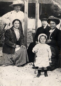 Famille Brouhard, 1909_xx_TanteGabrielle_TanteHelene_TanteMetion_TanteSuzane_400_125_C