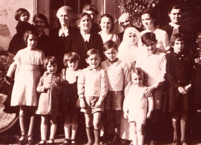 Famille Brouhard, 1936_Dédé_JanineSalmon_TanteSimone_Maman_TanteSuzane_DeniseSalmon_Mémé_Guy_Marguerite_Gaby_TanteBerthe_Suzie_JeanPierre_Georges_Mimi_TanteAgnes_Louisette_1200_100_C