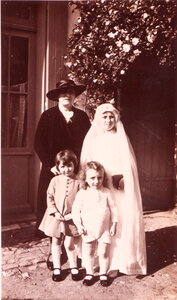 Famille Brouhard, 1936_Mémé_Maman_JeanPierre_Suzie_800_110_C