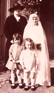 Famille Brouhard, 1936_Mémé_Maman_JeanPierre_Suzie_1200_100_C