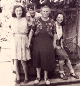 Famille Brouhard, 1946_Maman_JeanPierre_Mémé_Suzie_Brouhard_1200_100_C