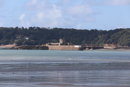 2025_09_05 Jersey de St-Helier à La Corbiere, IMG_0243_Le château de Saint-Aubin depuis Bel Royal
