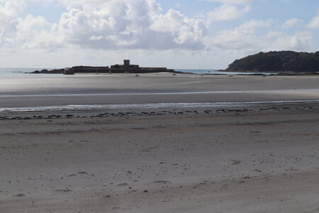 2025_09_05 Jersey de St-Helier à La Corbiere, IMG_0246_Le château de Saint-Aubin et la pointe de Noirmont depuis le Clos de la Mielle