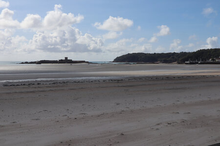 2025_09_05 Jersey de St-Helier à La Corbiere, IMG_0247_Le château de Saint-Aubin et la pointe de Noirmont depuis le Clos de la Mielle