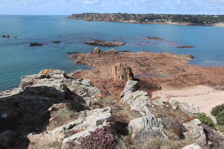 2025_09_05 Jersey de St-Helier à La Corbiere, IMG_0278_La baie de Ouaisne et Ste-Brelade depuis la pointe de La Fret