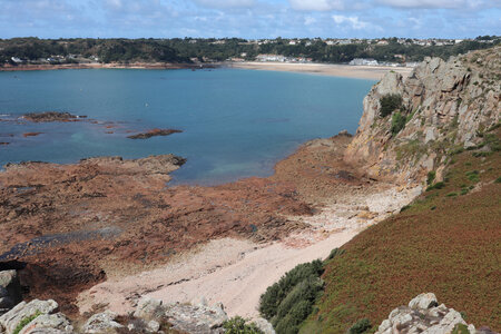 2025_09_05 Jersey de St-Helier à La Corbiere, IMG_0279_La baie de Ouaisne et Ste-Brelade depuis la pointe de La Fret