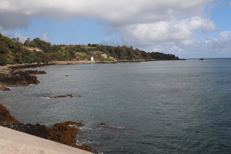 2025_09_08 Jersey de St-Catherine à St-Helier, IMG_0413_La baie Flicquet et la pointe de la Coupe depuis St-Catherine