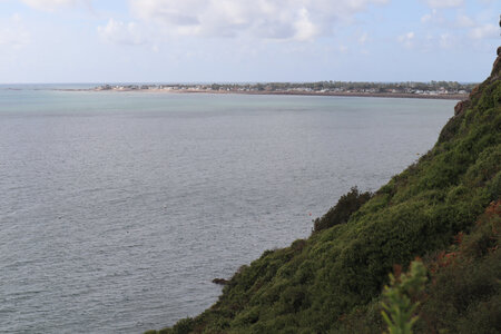 2025_09_08 Jersey de St-Catherine à St-Helier, IMG_0447_La baie de Grouville et la pointe de la Roque depuis Mont Orgueil