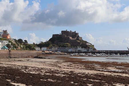 2025_09_08 Jersey de St-Catherine à St-Helier, IMG_0456_Gorey et le château de Mont Orgueil
