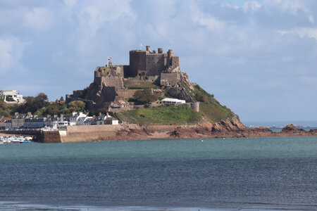 2025_09_08 Jersey de St-Catherine à St-Helier, IMG_0463_Mont Orgueil depuis Grouville