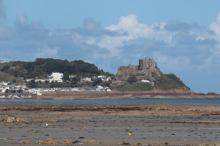 2025_09_08 Jersey de St-Catherine à St-Helier, IMG_0468_Mont Orgueil depuis Grouville