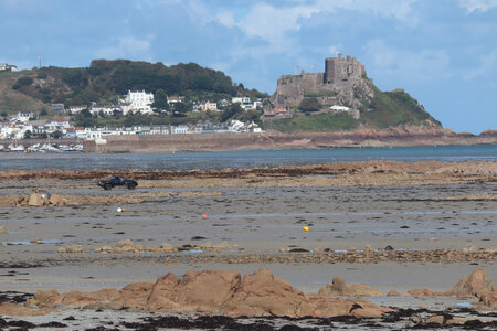 2025_09_08 Jersey de St-Catherine à St-Helier, IMG_0469_Mont Orgueil depuis Grouville