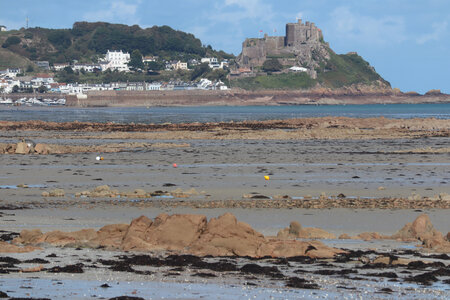 2025_09_08 Jersey de St-Catherine à St-Helier, IMG_0470_Mont Orgueil depuis Grouville