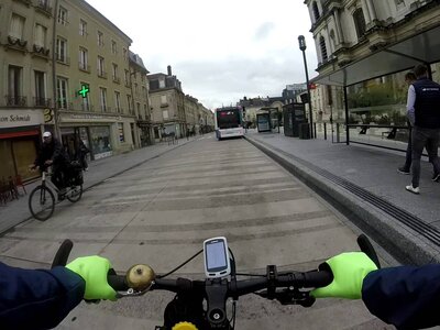 nancy_essey_les_nancy_voie_bus_tram_coronapiste, vlcsnap-2025-09-30-08h43m51s136