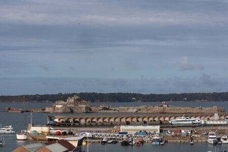 2025_09_09 St Helier, IMG_0498_Le port et le château d’Elisabeth