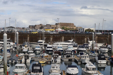 2025_09_10 St Peter Port, IMG_0564_La marina Albert et le château de Cornet