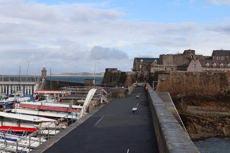 2025_09_10 St Peter Port, IMG_0572_La digue du château et le château de Cornet