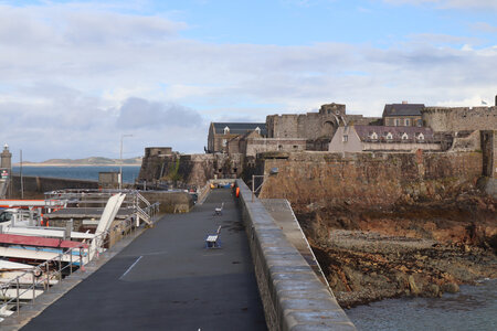 2025_09_10 St Peter Port, IMG_0573_La digue du château et le château de Cornet