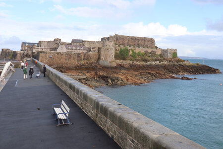 2025_09_10 St Peter Port, IMG_0575_La digue du château et le château de Cornet