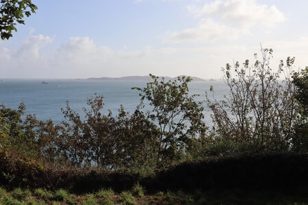 2025_09_11 Guernesey de St Peter Port à Torteval, IMG_0595_Sark et Jethou depuis Bluebell Wood