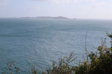 2025_09_11 Guernesey de St Peter Port à Torteval, IMG_0604_Sark et Jethou depuis la baie Fermain