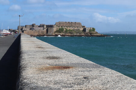 2025_09_15-17 St Peter Port, IMG_0977_La jetée du château et château Cornet