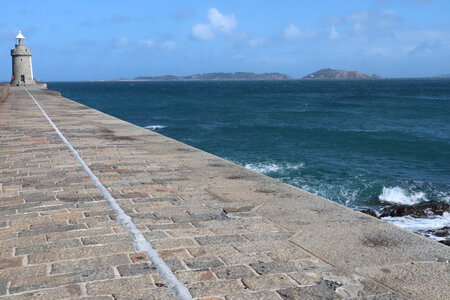 2025_09_15-17 St Peter Port, IMG_0983_La digue du château et son phare, Herm et Jethou